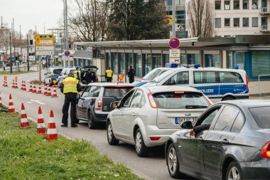 Federal polis memuru Fransa 'dan Kehl sınır kapısındaki trafiği kontrol ediyor.
