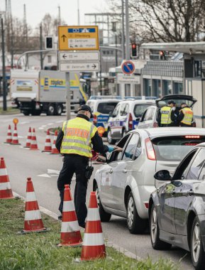 Federal polis memuru Fransa 'dan Kehl sınır kapısındaki trafiği kontrol ediyor.