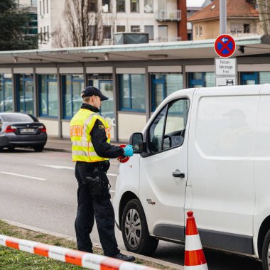 Federal polis memuru Fransa 'dan Kehl sınır kapısındaki trafiği kontrol ediyor.