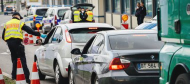 Federal polis memuru Fransa 'dan Kehl sınır kapısındaki trafiği kontrol ediyor.