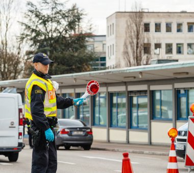 Kehl sınır kapısındaki trafiği kontrol ediyorlar.