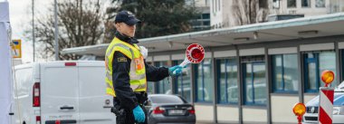 Federal bir polis memuru Kehl sınır kapısındaki trafiği kontrol ediyor.