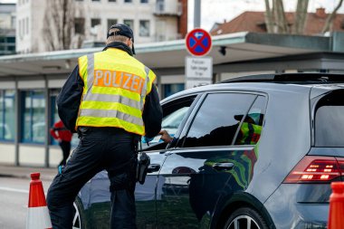Fransa Strasbourg 'dan Kehl sınır kapısındaki izin belgesinde Alman Polisi arabasında