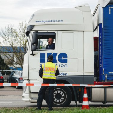 Federal Polis, Fransa 'nın Kehl sınır kapısındaki trafiği kontrol ediyor.
