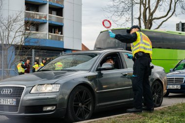 Federal Polis, Fransa 'dan Kehl sınır kapısındaki kimlik ve ruhsatı kontrol ediyor.