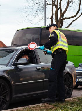 Federal polis memuru Fransa 'dan Kehl sınır kapısındaki trafiği kontrol ediyor.