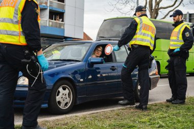 Federal Polis, Fransa 'dan Kehl sınır kapısındaki sürücüyü kontrol ediyor.