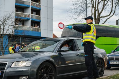 Fransa 'nın Kehl sınır kapısındaki trafiği federal polis yönetiyor.