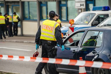 Federal polis memuru Fransa 'dan Kehl sınır kapısındaki trafiği kontrol ediyor.