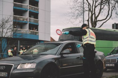Federal Polis, Fransa 'dan Kehl' deki sınır kapısında kağıtları kontrol ediyor.
