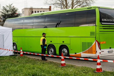Yeşil şehirlerarası otobüs ve polis Borde 'da teftiş sırasında sınırı geçmez.