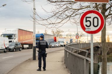 Alman Polisi sınır kapısını gözetliyor.