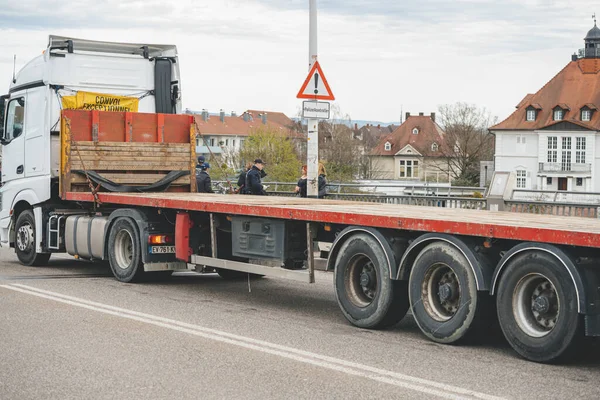 Confiture raphique grande file d'attente avec des voitures et des camions au passage frontalier des douanes — Photo