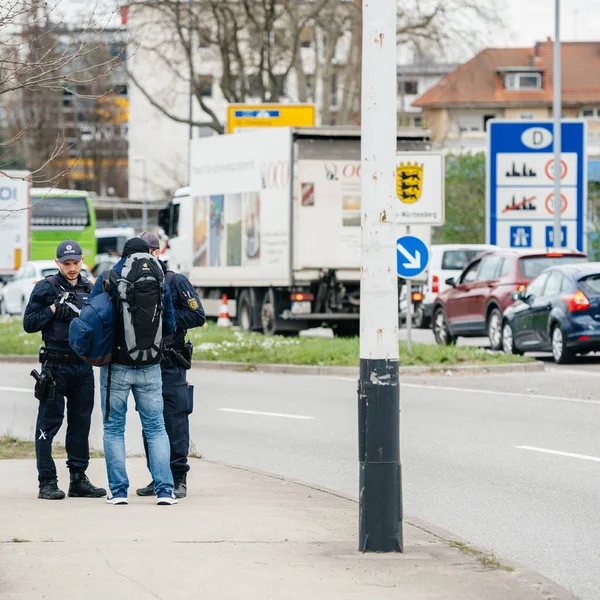 Policiais alemães de Polizei inspecionam pessoas com permissão de viagem na passagem de fronteira em Kehl — Fotografia de Stock