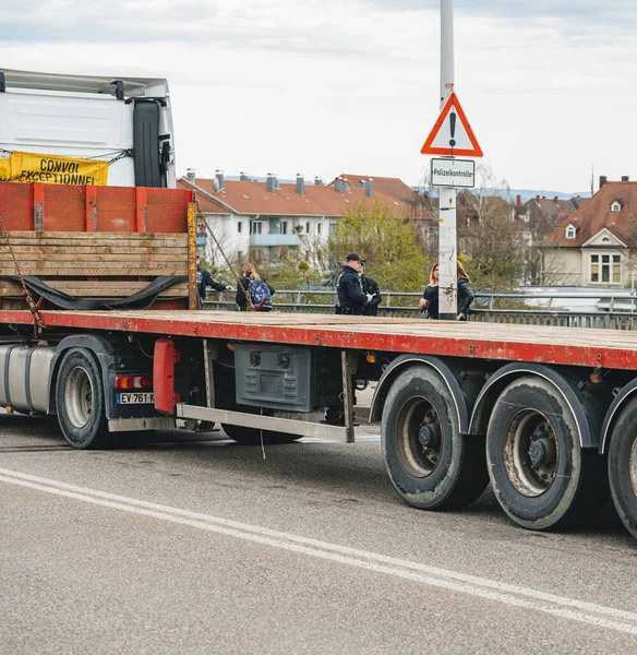 Raffic jam stor kö med bilar och lastbilar vid gränsen tullen passerar — Stockfoto