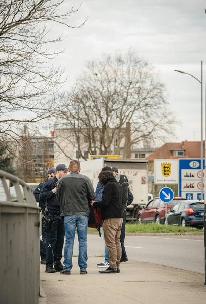 Німецькі поліцейські Поліцейські оглядають подорожі, які дозволяють людям перетинати кордон в Келі. — стокове фото