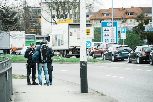 Duitse Polizei officieren inspecteren reisvergunning mensen aan de grensovergang in Kehl uit Frankrijk — Stockfoto