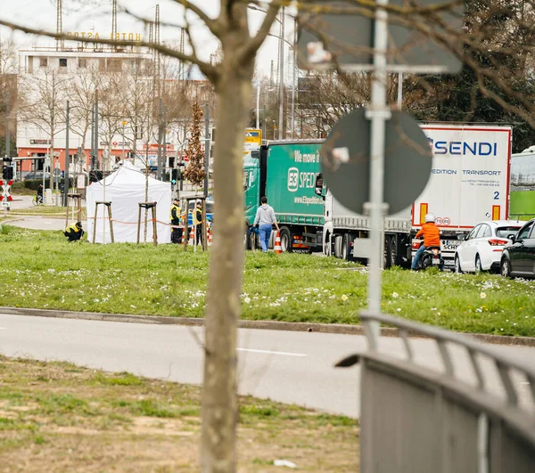 Szeroki widok na niemiecki Polizei Policjanci sprawdza ludzi samochodów ciężarowych — Zdjęcie stockowe