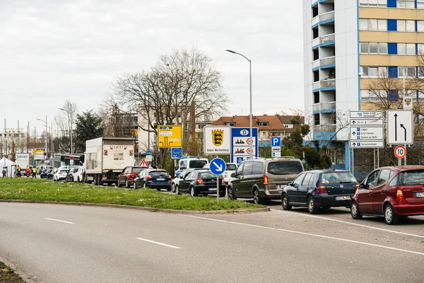 Busy traffic jam entrance to France from Germany border crossing — Stock Photo, Image