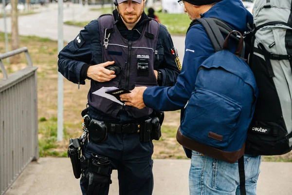 Німецькі поліцейські Ід паспорт перевіряють людей на перетині кордону — стокове фото