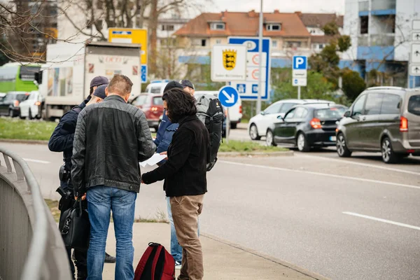 Policías alemanes de Polizei comprueban personas en el cruce fronterizo de Kehl — Foto de Stock