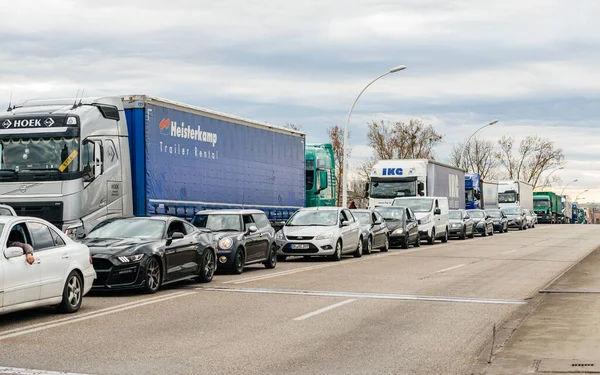 Lange file grote rij met auto 's en vrachtwagens aan de grens douane — Stockfoto