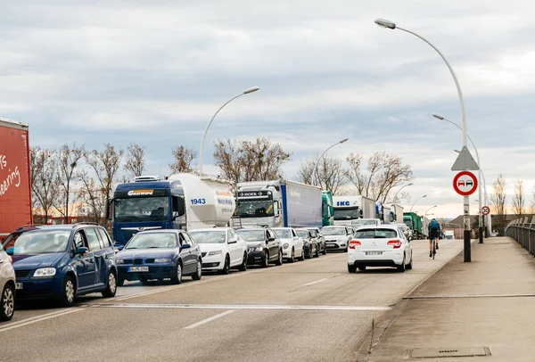 Gran cola de atasco de tráfico largo con coches y camiones en las aduanas fronterizas — Foto de Stock