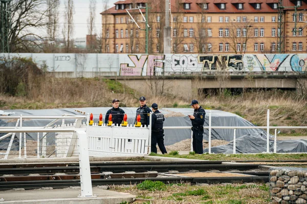 Gruppen av tyska polismän kontrollerar människor vid gränsövergången i Kehl — Stockfoto