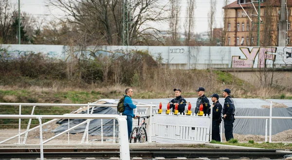 Coronavirus kris grupp tyska polistjänstemän checkpoint människor vid gränsen — Stockfoto