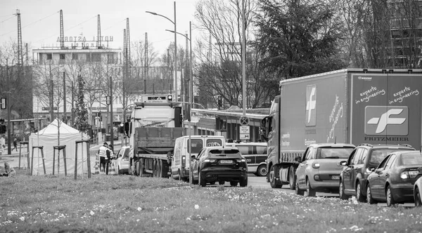 ドイツ国境を越えるフランスへの忙しい交通渋滞の入り口 — ストック写真
