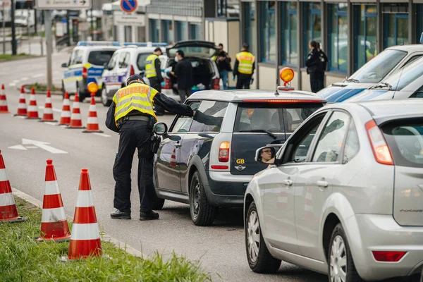 Oficial de Polizei de la Policía Federal comprueba el tráfico en el cruce fronterizo de Kehl desde Francia — Foto de Stock