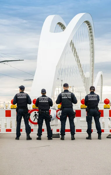 Policía alemana de Polizei comprueba el tráfico en el cruce fronterizo de Kehl desde Francia Estrasburgo — Foto de Stock
