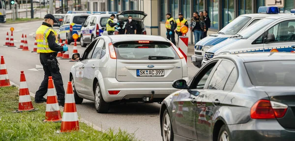 Oficial de Polizei de la Policía Federal comprueba el tráfico en el cruce fronterizo de Kehl desde Francia — Foto de Stock