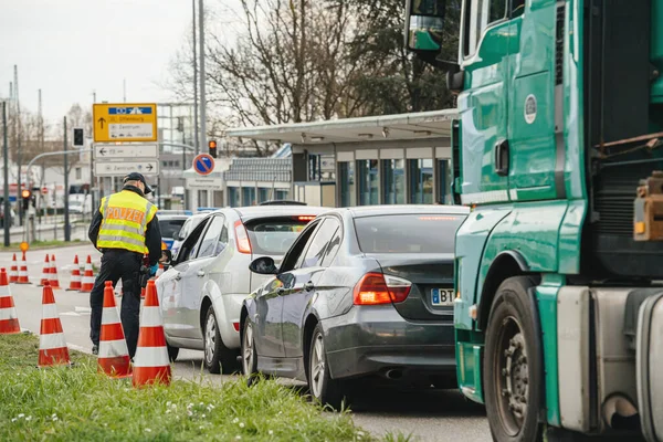 Polistjänsteman vid den federala polisen kontrollerar trafiken vid gränsövergången i Kehl från Frankrike — Stockfoto