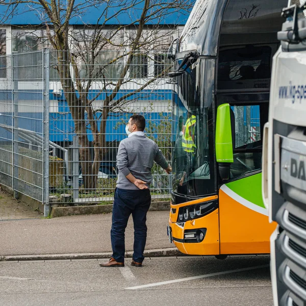 Conducteur d'autobus interurbain portant un masque de protection blanc point de contrôle d'inspection au passage de la frontière Kehl Strasbourg — Photo