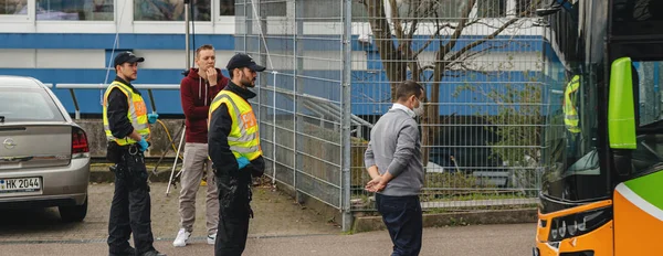 Förare av intercitybuss med vit skyddsmask och polis kontrollstation vid gränsövergången Kehl — Stockfoto