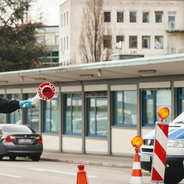 N officer håller Halt Stop skylt trafikskylt vid gränsövergången i Kehl — Stockfoto