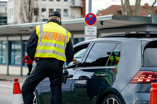Oficial de policía alemán POLIZEI en coche mientras comprueba el permiso en el cruce de fronteras en Kehl desde Francia Estrasburgo — Foto de Stock