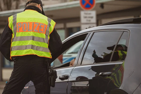 警察在从法国基尔过境点检查许可证时在车上的倒影 — 图库照片