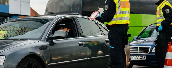 Amplia imagen del oficial de la Policía Federal comprobando la identificación del permiso en la frontera — Foto de Stock