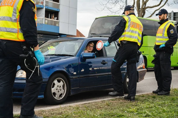 Federal Police checks driver at the border crossing in Kehl from France — Stock Photo, Image