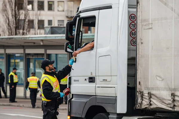 Ein Beamter der Bundespolizei kontrolliert am Grenzübergang in Kehl den Lkw-Führerschein — Stockfoto