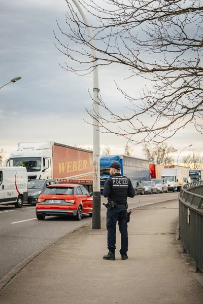 Widok z tyłu nierozpoznawalnego niemieckiego policjanta Polizei — Zdjęcie stockowe