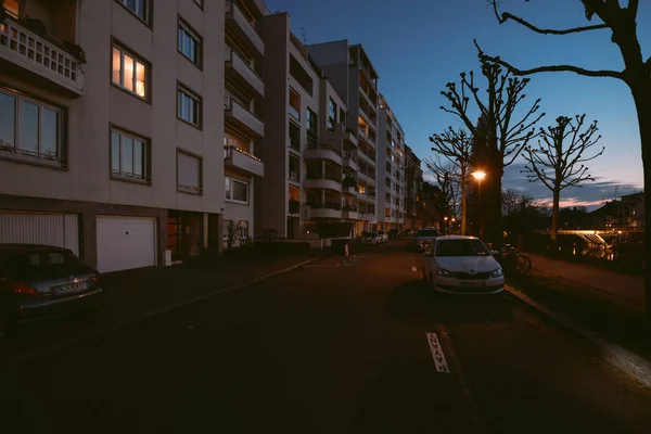 Пустые пустынные улицы, когда Франция столкнулась с Коронавирусом — стоковое фото