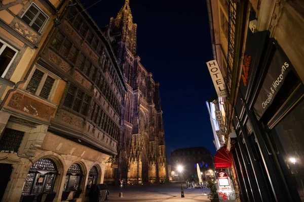 Leere, menschenleere Straßen, während Frankreich vor dem Coronavirus steht Notre-dame France — Stockfoto