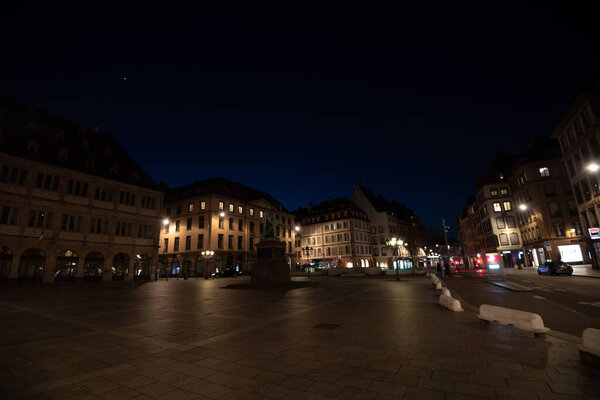 Пустые пустынные улицы, когда Франция столкнулась с Коронавирусом
