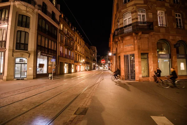 Lege verlaten straten als Frankrijk wordt geconfronteerd met het Coronavirus — Stockfoto