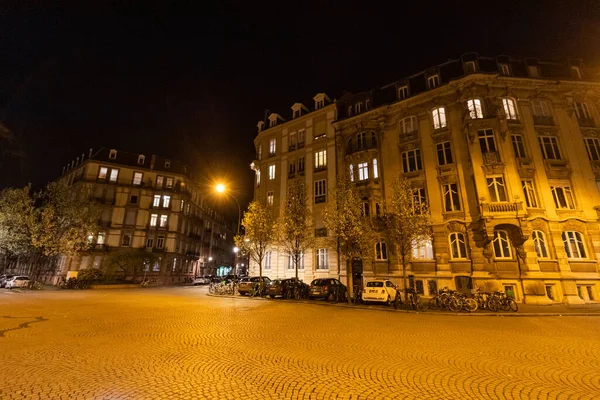 Üres, elhagyatott utcák, ahogy Franciaország a Coronavirusszal néz szembe. — Stock Fotó