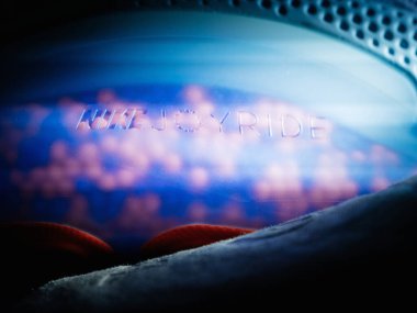 Modern Nike Joyride logotype 'un en son icadın tabanı üzerine yakın plan