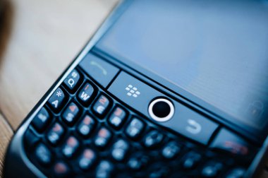 Eski model cep telefonu iletişiminin yakın plan Blackberry telefonu